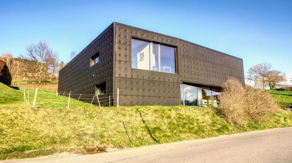 Magnifique bâtiment en zone artisanale