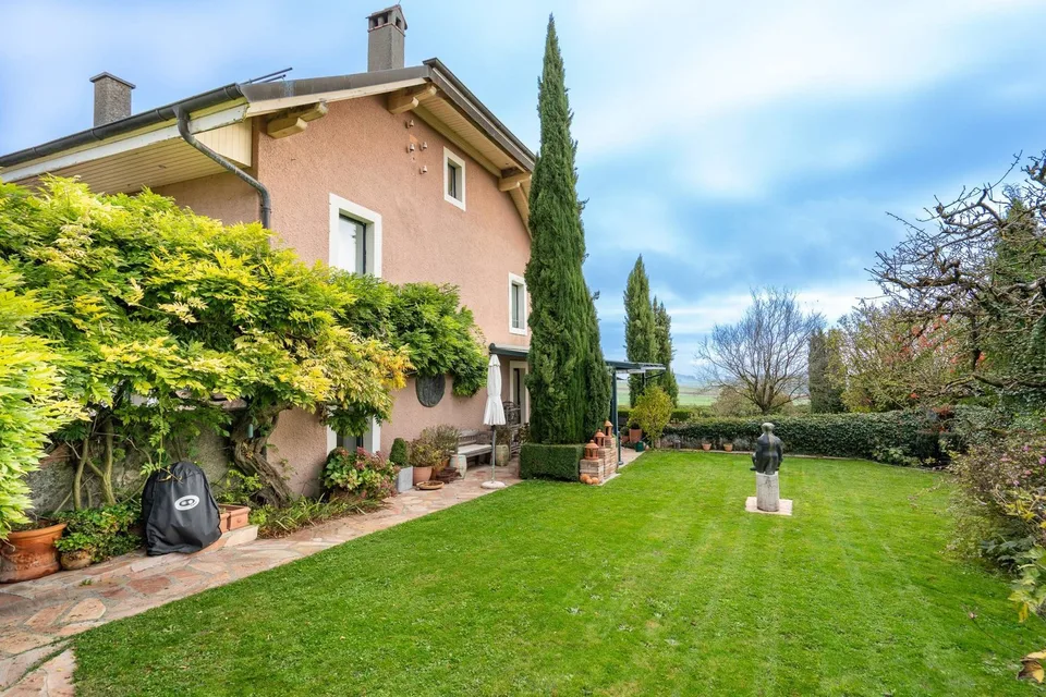 Elegantes Anwesen mit 7 Räumen - Grundstück von 1'720 m² mit wunderschöner Bepflanzung