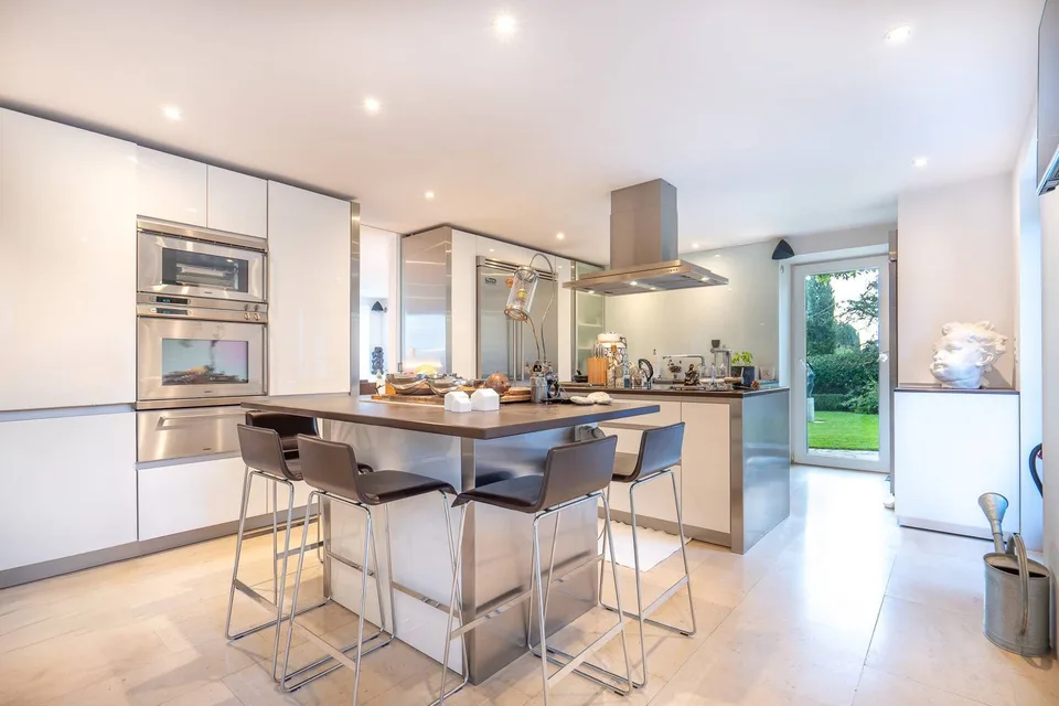 Elegantes Anwesen mit 7 Räumen - Grundstück von 1'720 m² mit wunderschöner Bepflanzung