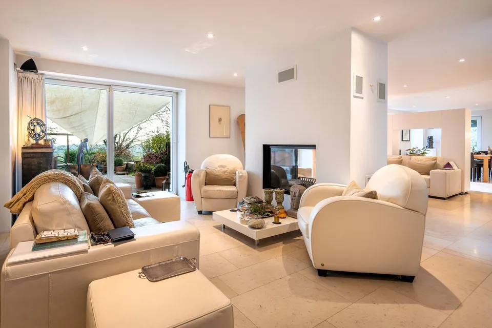 Elegantes Anwesen mit 7 Räumen - Grundstück von 1'720 m² mit wunderschöner Bepflanzung