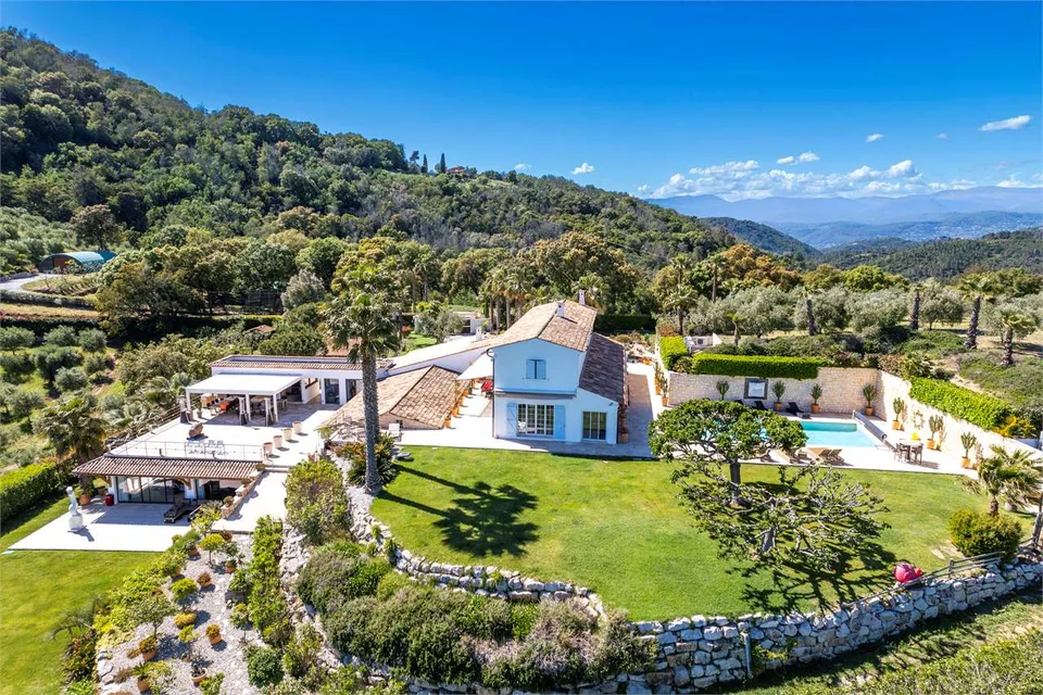 UNA MAGNIFICA PROPRIETÀ A TANNERON.