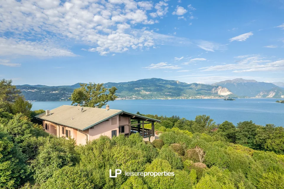 Villa mit einem 180°-Panoramablick auf den Lago Maggiore in Laveno