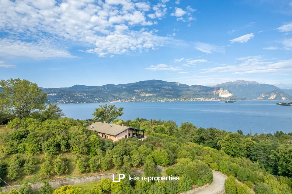 Villa mit einem 180°-Panoramablick auf den Lago Maggiore in Laveno