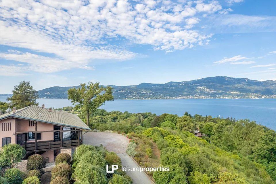 Villa mit einem 180°-Panoramablick auf den Lago Maggiore in Laveno