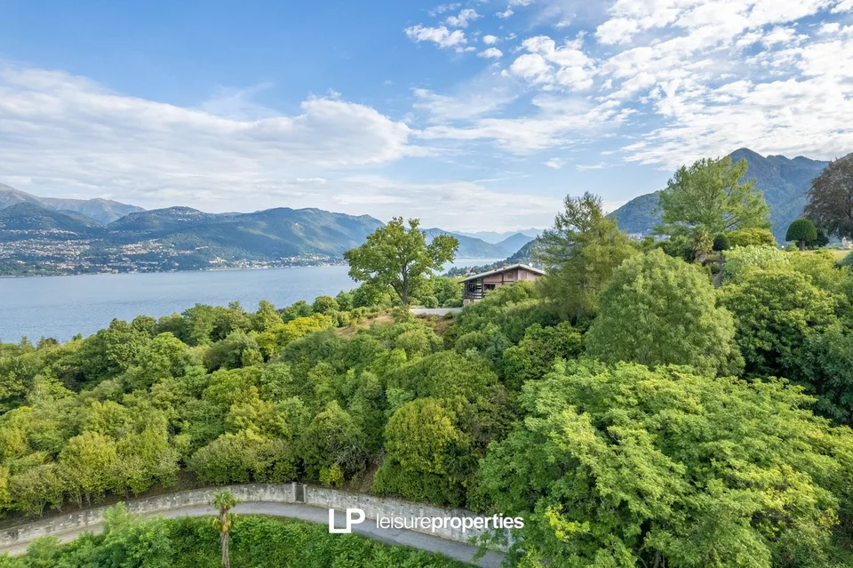 Villa mit einem 180°-Panoramablick auf den Lago Maggiore in Laveno