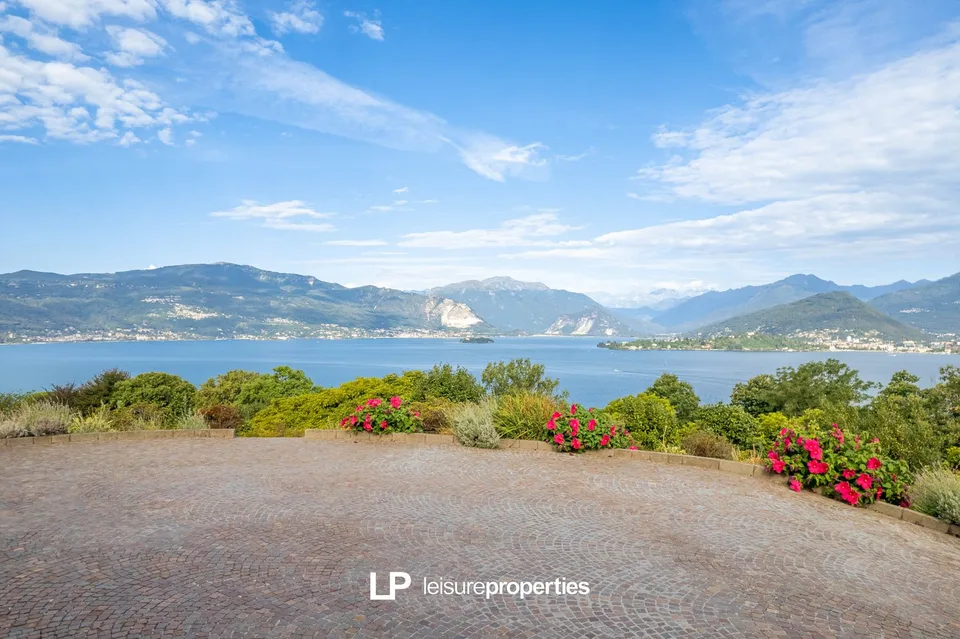 Villa mit einem 180°-Panoramablick auf den Lago Maggiore in Laveno
