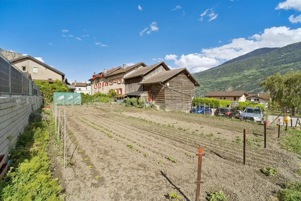 Maison villageoise de 6 appartements et 10 places de parc avec grange