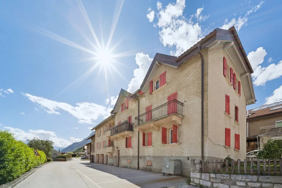 Maison villageoise de 6 appartements et 10 places de parc avec grange
