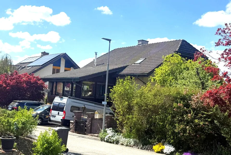 Grosszügiges Einfamilienhaus mit Pool, Wintergarten und vielseitigem Raumangebot