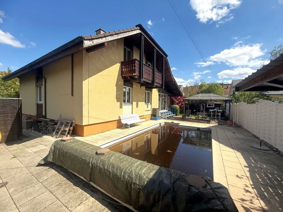 Grosszügiges Einfamilienhaus mit Pool, Wintergarten und vielseitigem Raumangebot