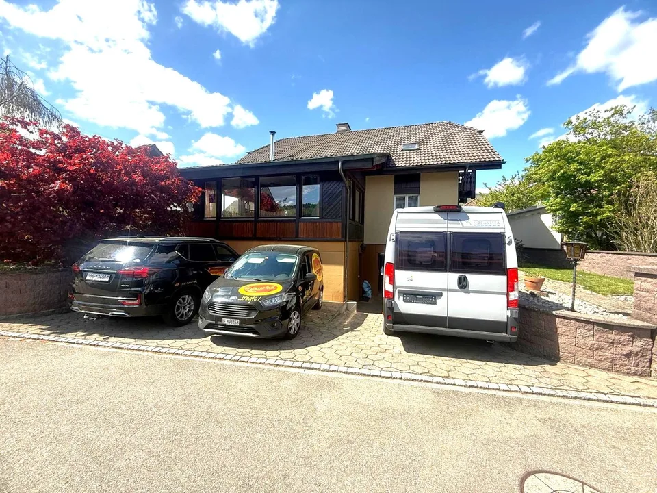 Grosszügiges Einfamilienhaus mit Pool, Wintergarten und vielseitigem Raumangebot
