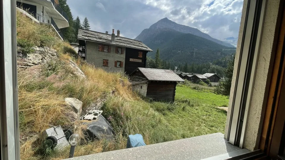 Emplacement zen à Saas-Grund avec le bus à skis électrique sans correspondance pour l'Alpinexpress avec vue libre sur le groupe Mischabel. – photo 10 sur 11