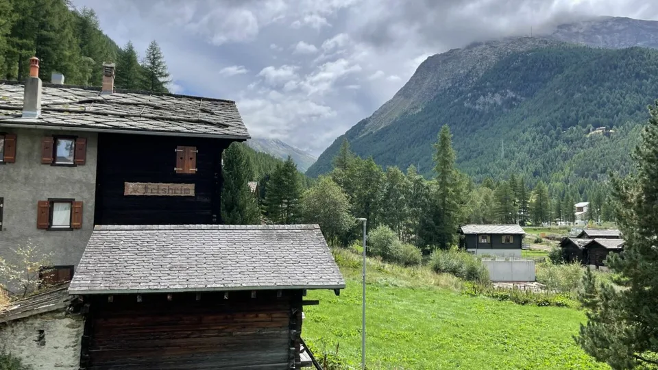 Zen Lauinen Saas-Grund mit dem E-Skibus ohne Umsteigen zum Alpinexpress mit freier Aussicht auf die Mischabelgruppe.