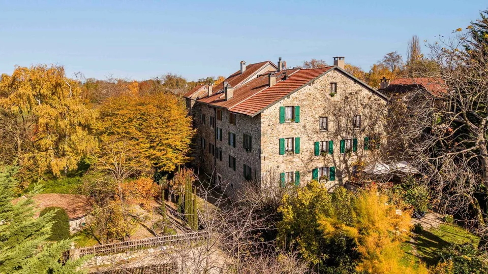 Proprietà di carattere con piscina e giardino – foto 10 di 12