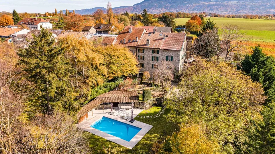 Bien de caractère avec piscine et jardin