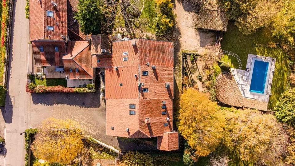 Proprietà di carattere con piscina e giardino – foto 11 di 12