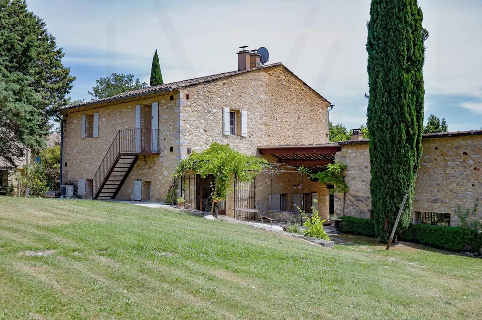 MAGNIFIQUE BASTIDE EN PIERRE AVEC VUES PANORAMIQUES ET PISCINE CHAUFFÉE À proximité de Roussillon ? Au coeur du Luberon