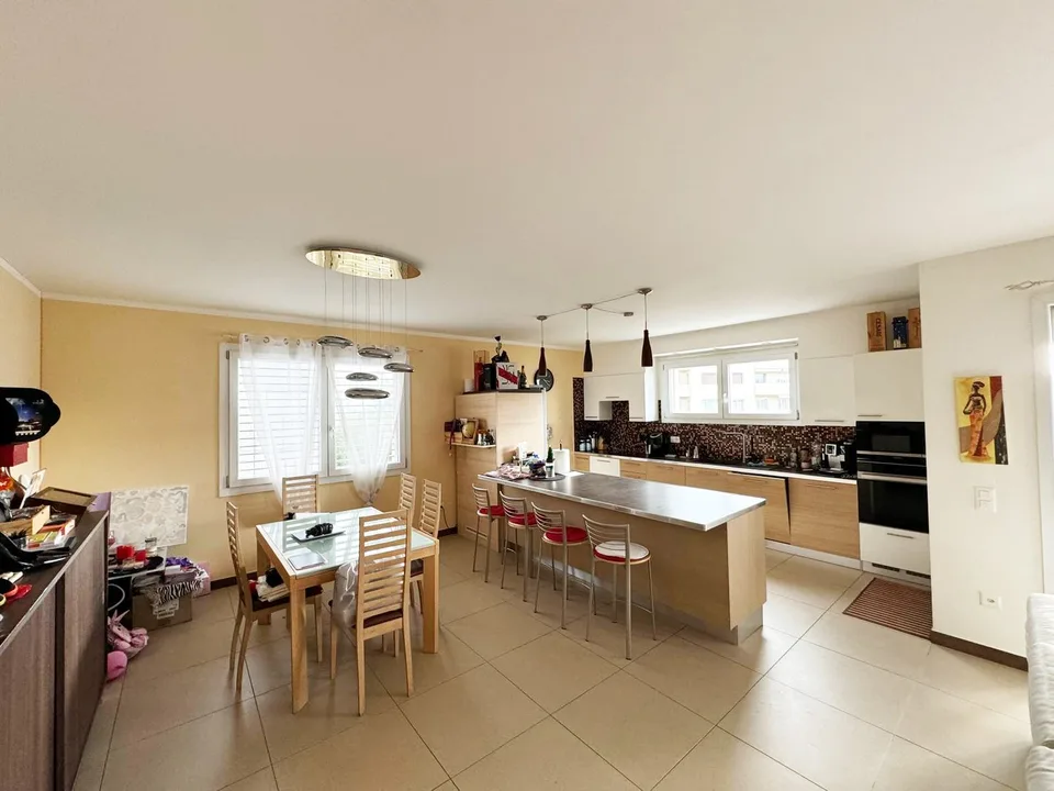 Wunderschöne 4.5 Zimmer mit zwei Badezimmern und 2 Parkplätzen