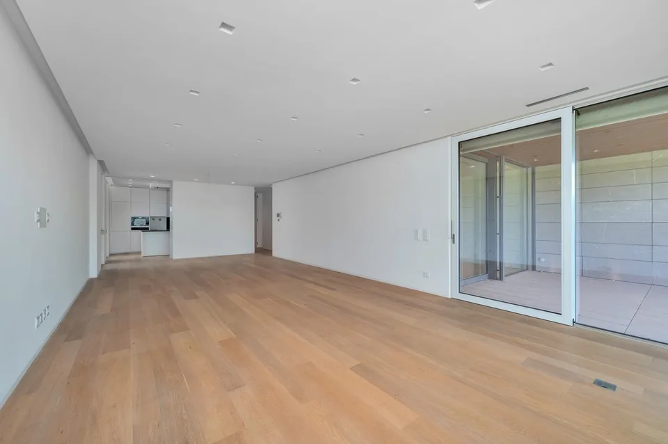 LUXURIÖSE 4.5 ZIMMER WOHNUNG MIT GARTEN