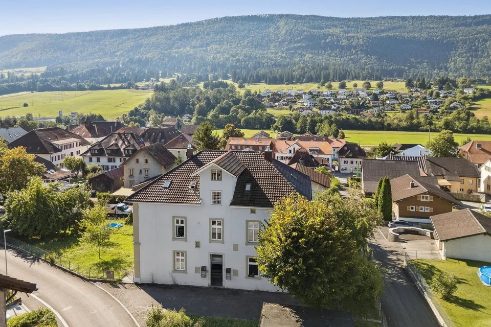 Superbe opportunité. Un bel immeuble résidentiel à vendre à Corgémont.
