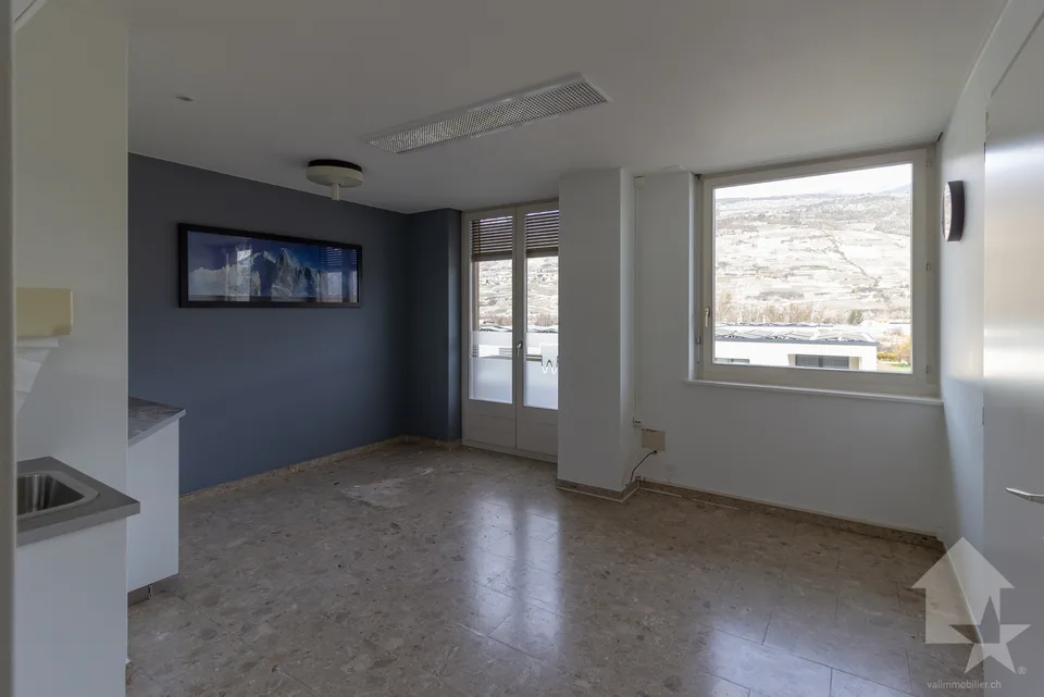Über 4.5 Zimmer helles Büro von 115 m2 zum Umbau in eine Wohnung