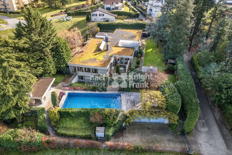 Architektenhaus mit 3 Wohnungen und Außenpool in Chernex / Montreux zu verkaufen