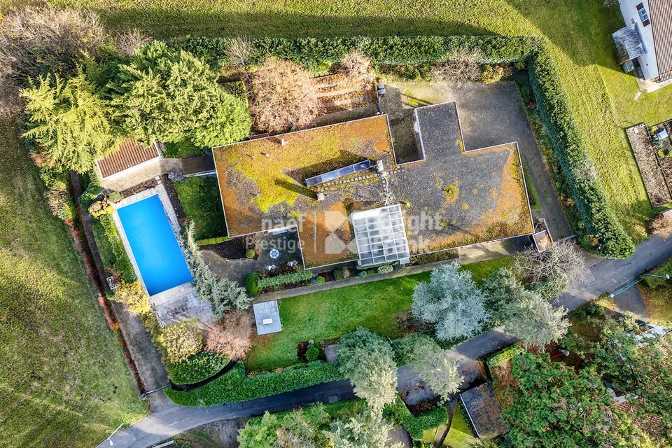 Architektenhaus mit 3 Wohnungen und Außenpool in Chernex / Montreux zu verkaufen