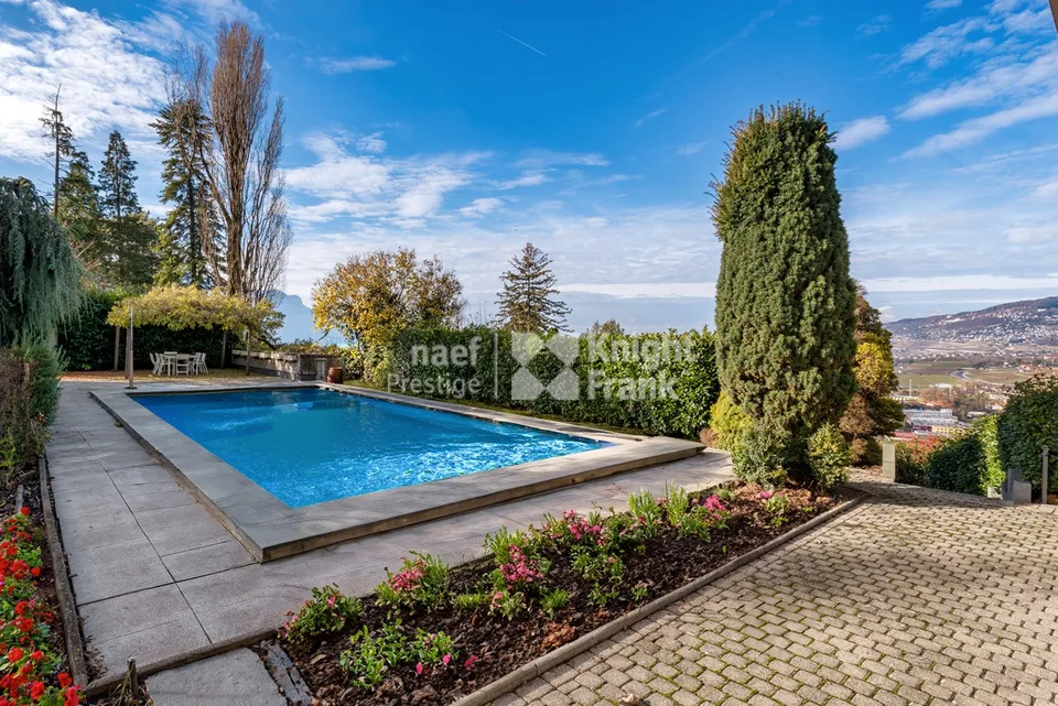 Architektenhaus mit 3 Wohnungen und Außenpool in Chernex / Montreux zu verkaufen