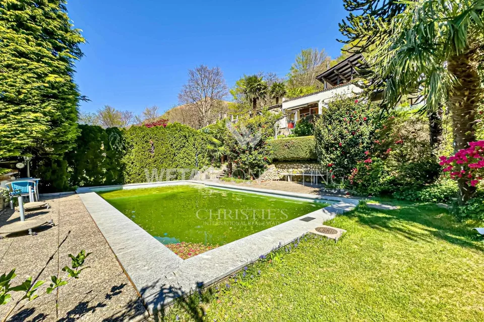 À vendre à Lugano-Odogno une charmante villa avec piscine, un bâtiment annexe indépendant & un petit appartement