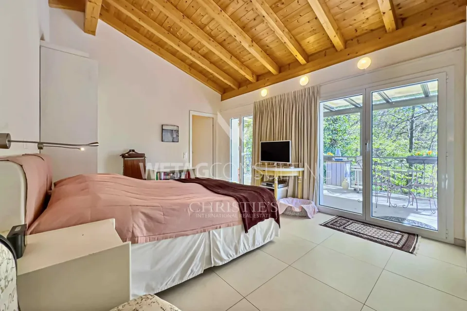 À vendre à Lugano-Odogno une charmante villa avec piscine, un bâtiment annexe indépendant & un petit appartement