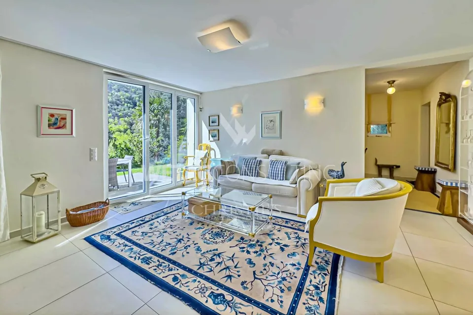 À vendre à Lugano-Odogno une charmante villa avec piscine, un bâtiment annexe indépendant & un petit appartement