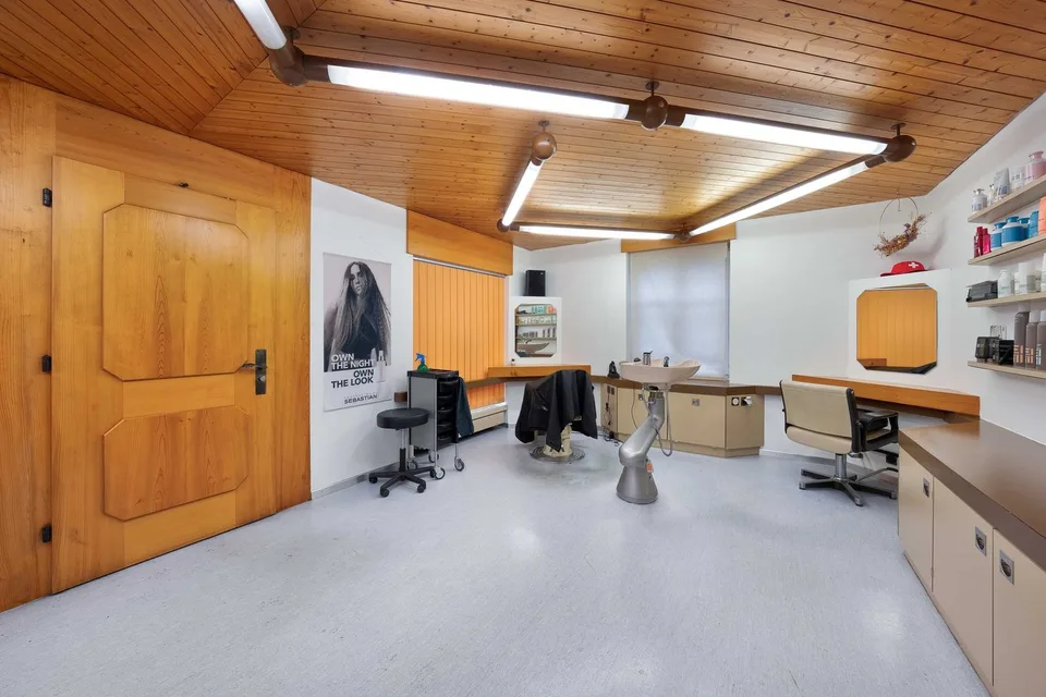 Residential and Commercial Building – photo 8 of 12