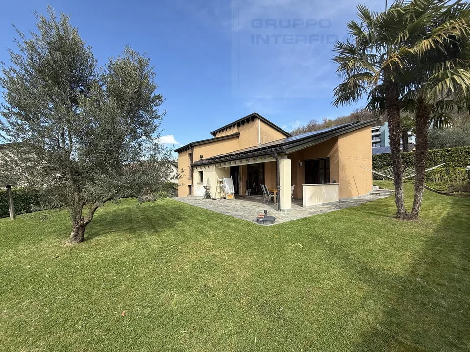INTERESSANTE CASA CON GIARDINO