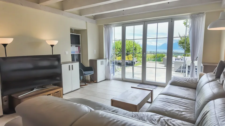 Charmante maison mitoyenne avec grand jardin et vue dégagée