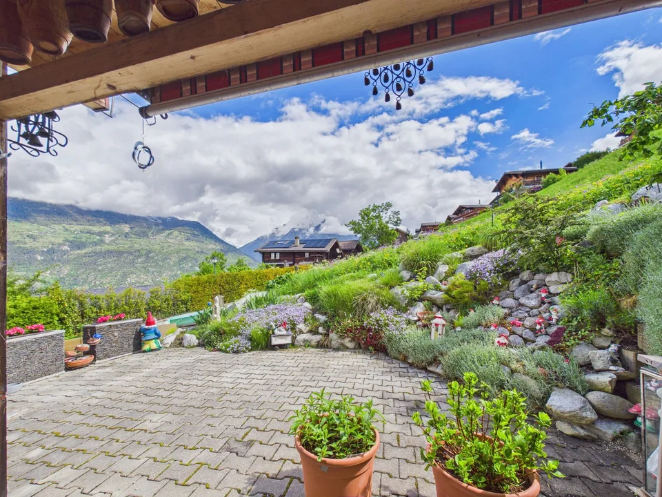 Charmant chalet avec terrain constructible et grande loggia d'été à Ergisch