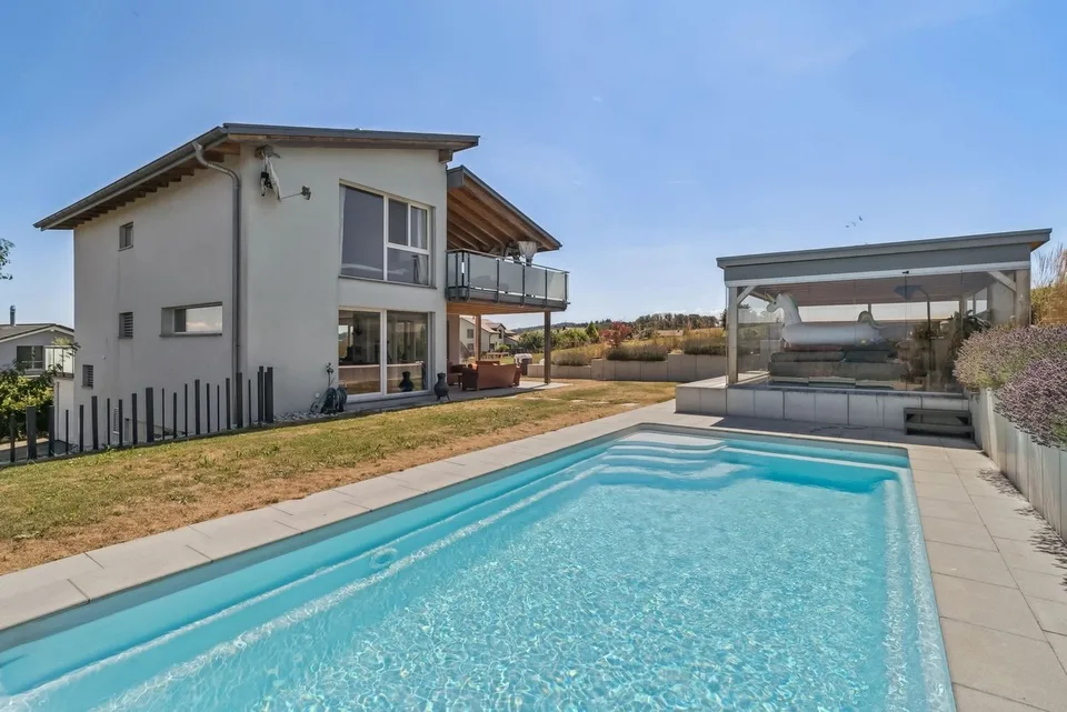Elégante villa individuelle de 6.5 pièces avec piscine et jacuzzi