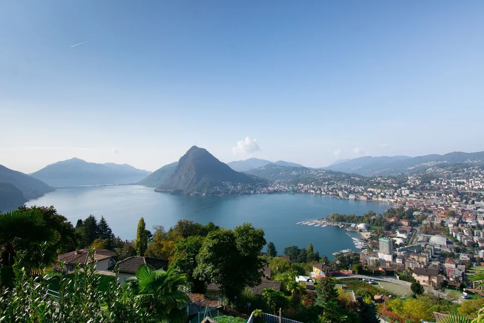 LUSSUOSA VILLA CON STREPITOSA VISTA LAGO
