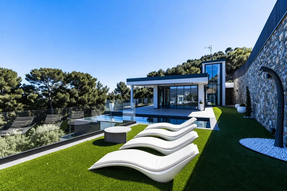 Villa contemporanea con piscina a sfioro e vista mare sulla Riviera ligure