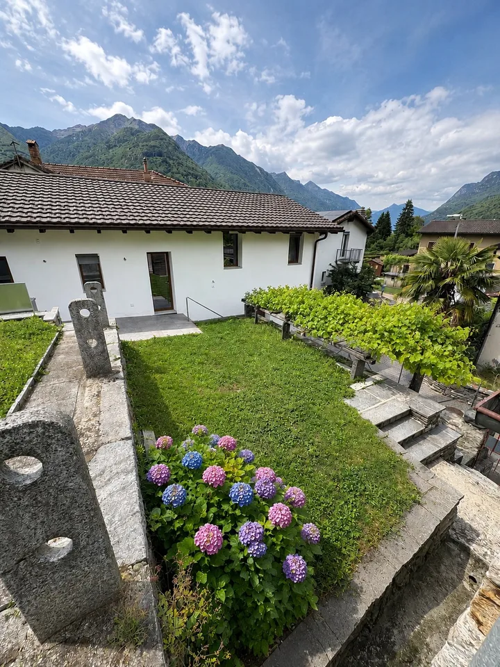 Una proprietà, molteplici possibilità: casa di nucleo, giardino e rustici dal grande potenziale!