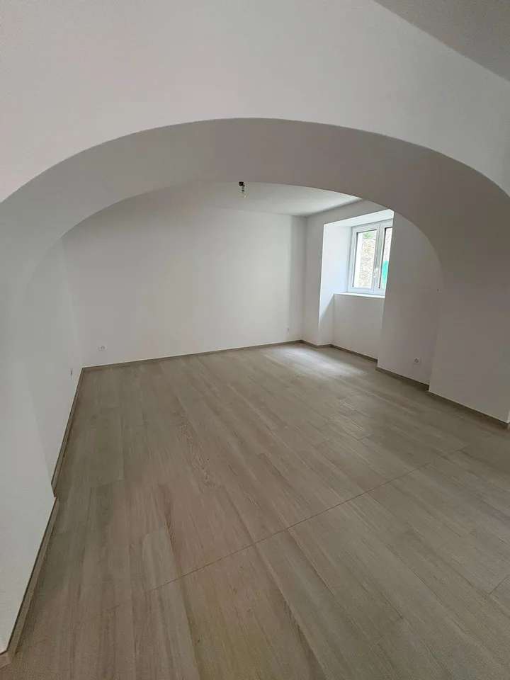 Una proprietà, molteplici possibilità: casa di nucleo, giardino e rustici dal grande potenziale!