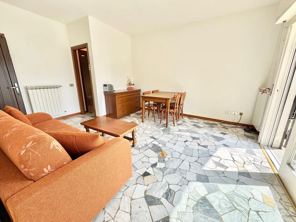Bella casa unifamiliare in una posizione calma e soleggiata a sud con una vista da sogno sul lago