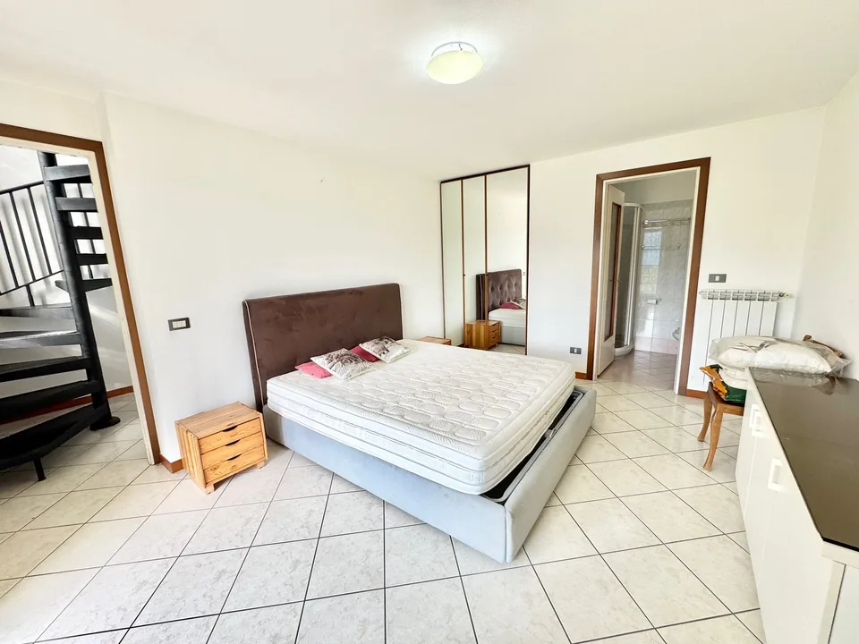 Bella casa unifamiliare in una posizione calma e soleggiata a sud con una vista da sogno sul lago – foto 7 di 18