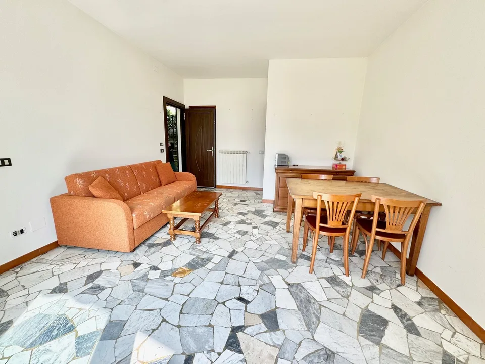 Bella casa unifamiliare in una posizione calma e soleggiata a sud con una vista da sogno sul lago