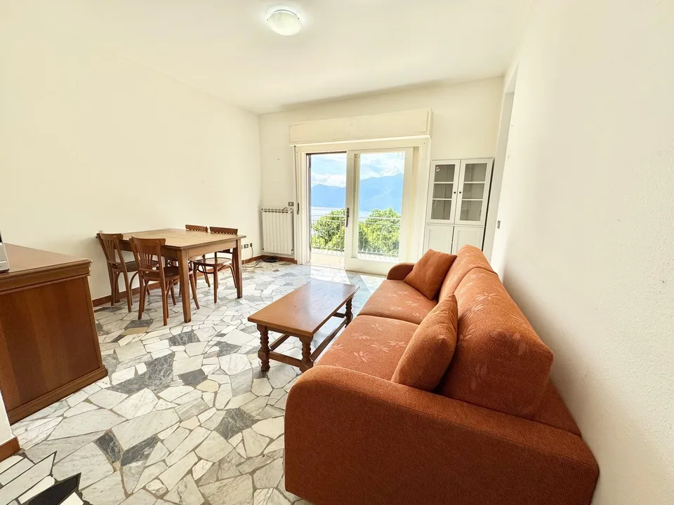Bella casa unifamiliare in una posizione calma e soleggiata a sud con una vista da sogno sul lago