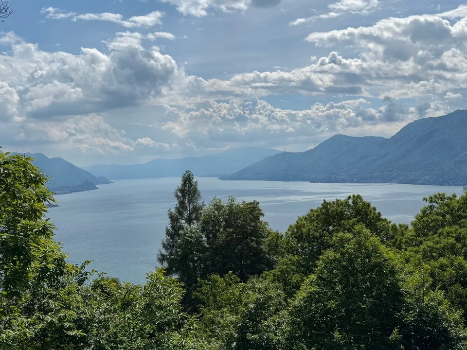 Bella casa unifamiliare in una posizione calma e soleggiata a sud con una vista da sogno sul lago – foto 18 di 18