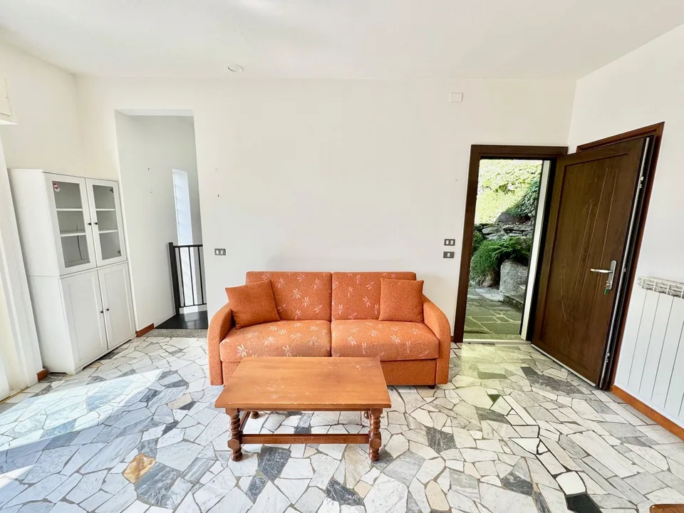 Bella casa unifamiliare in una posizione calma e soleggiata a sud con una vista da sogno sul lago