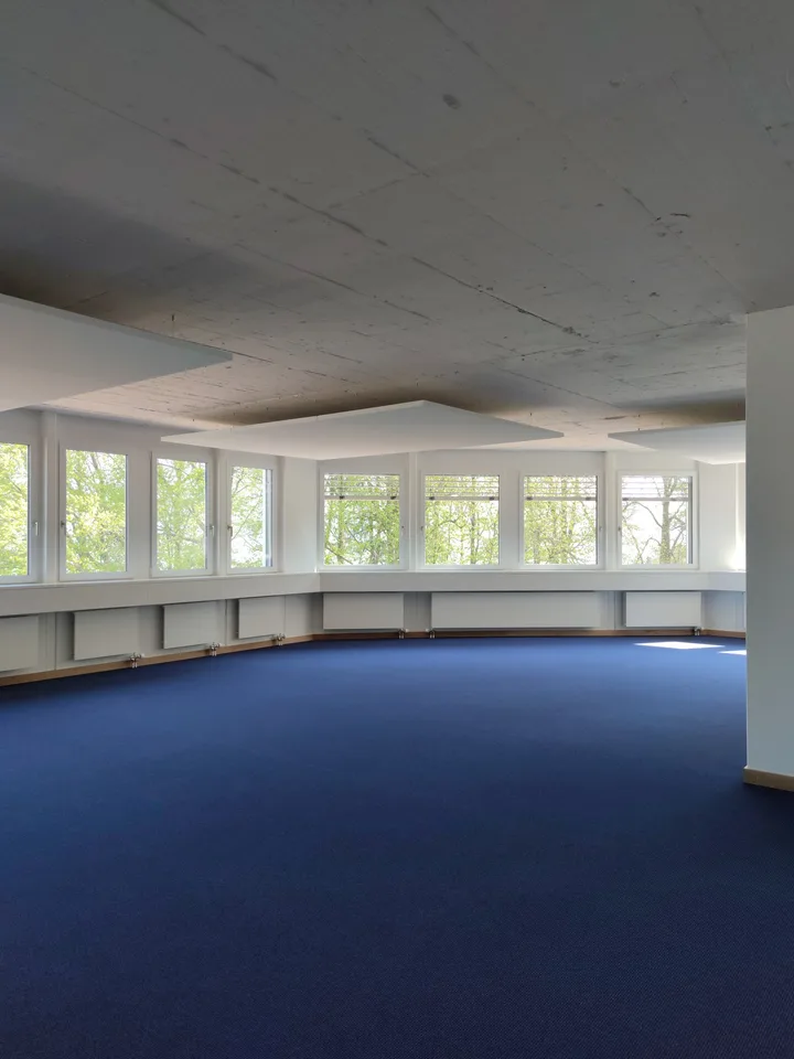 Spazio ufficio moderno con vista lago e balcone – pronto per l'occupazione