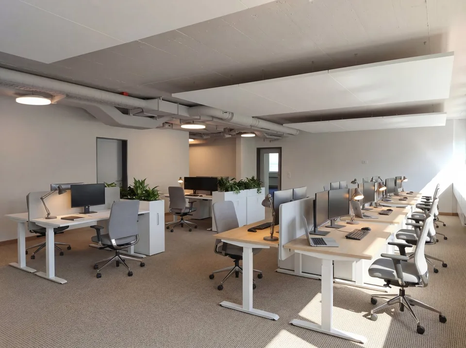 Spazio ufficio moderno con vista lago e balcone – pronto per l'occupazione