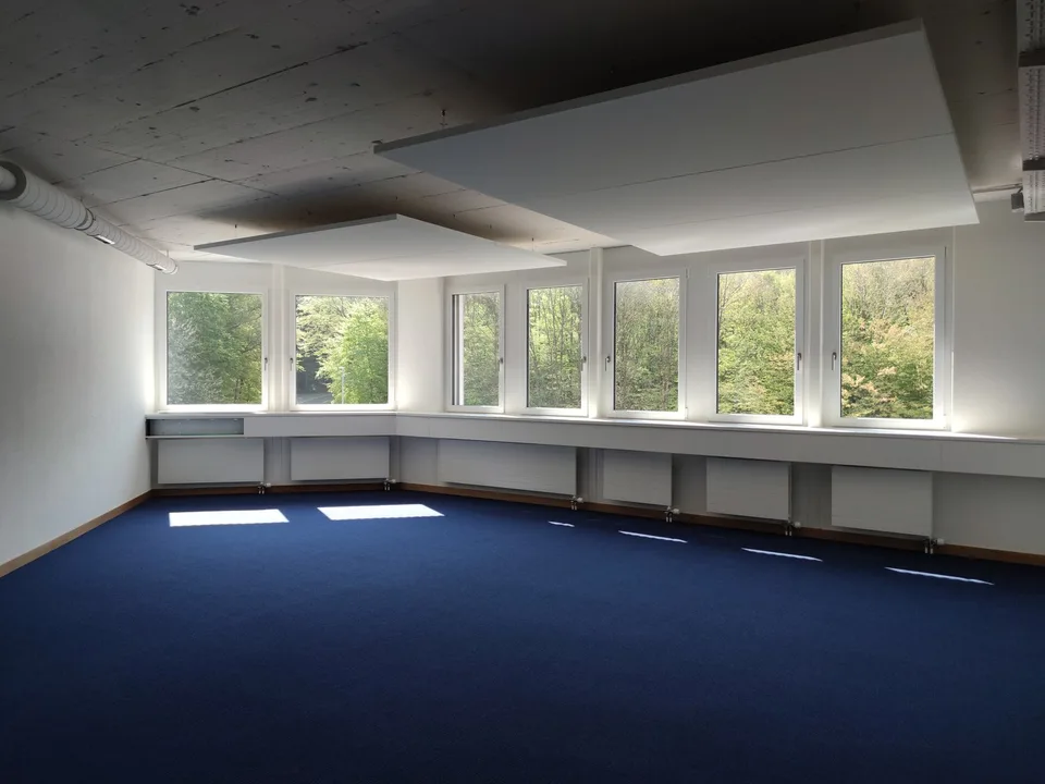 Spazio ufficio moderno con vista lago e balcone – pronto per l'occupazione