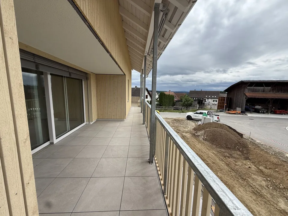 Vivere con balcone di 32 m² – più spazio fuori che dentro